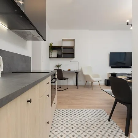 10 Min Walk From Palace Of Culture & Science By Renters شقة